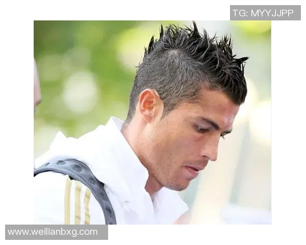C罗短发造型引领时尚潮流足球明星的新风貌与魅力展现